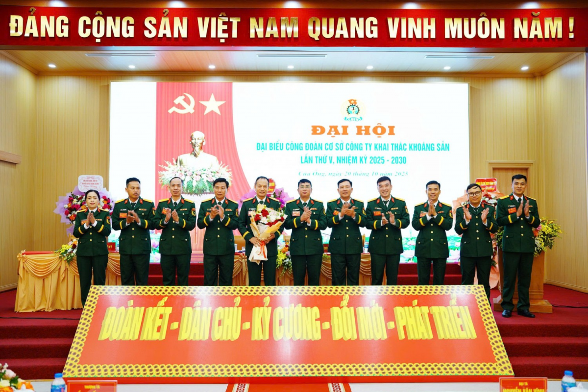 Các đại biểu tham dự Đại hội chụp ảnh lưu niệm. Ảnh: ĐVCC        