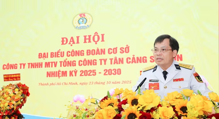 Đại tá Nguyễn Năng Toàn phát biểu chỉ đạo tại Đại hội Công đoàn cơ sở Tổng công ty Tân Cảng Sài Gòn nhiệm kỳ 2025-2030. Ảnh: CÔNG HOAN 