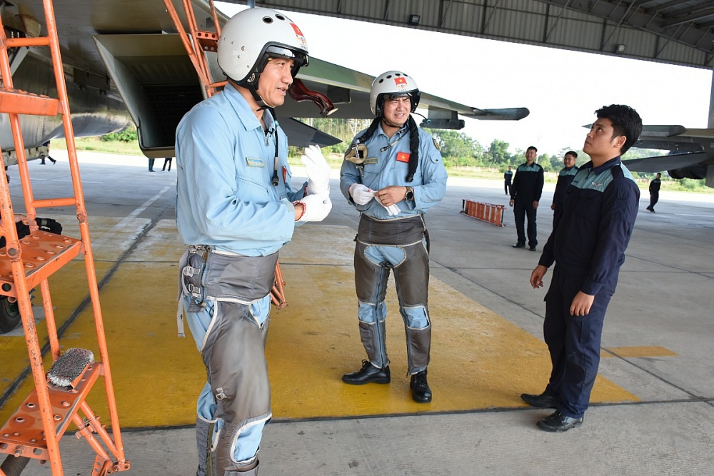 Đại tá Nguyễn Quang Hải – Trung đoàn trưởng Trung đoàn Không quân 927, Sư đoàn Không quân 371 kiểm tra kỹ thuật máy bay SU30MK2. Ảnh: Nguyễn Việt