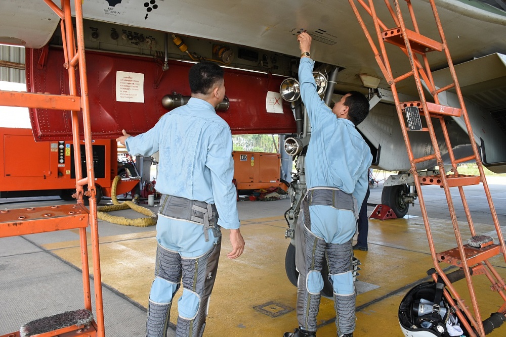 Đại tá Nguyễn Quang Hải – Trung đoàn trưởng Trung đoàn Không quân 927, Sư đoàn Không quân 371 kiểm tra kỹ thuật máy bay SU30MK2. Ảnh: Nguyễn Việt