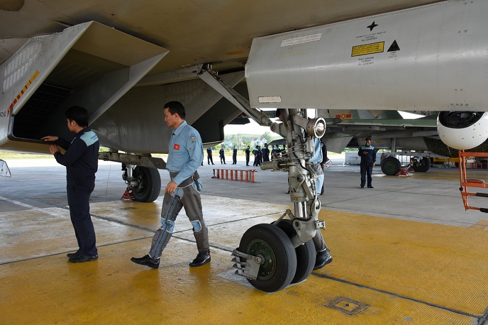 Đại tá Nguyễn Quang Hải – Trung đoàn trưởng Trung đoàn Không quân 927, Sư đoàn Không quân 371 kiểm tra kỹ thuật máy bay SU30MK2. Ảnh: Nguyễn Việt