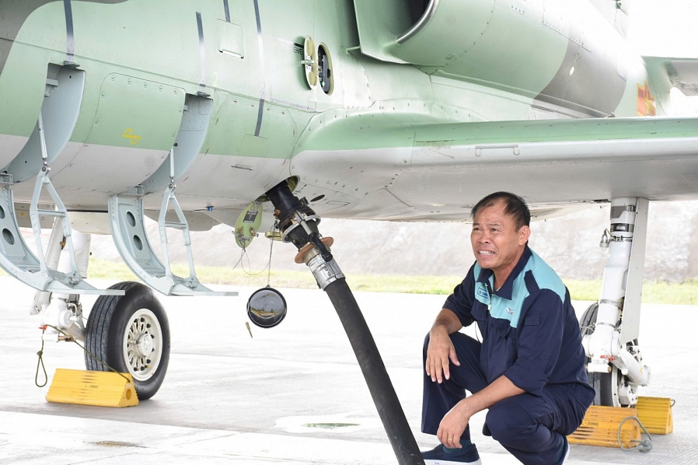 Nhân viên kỹ thuật tiếp nhiên liệu cho máy bay L-39NG. Ảnh: Nguyễn Việt