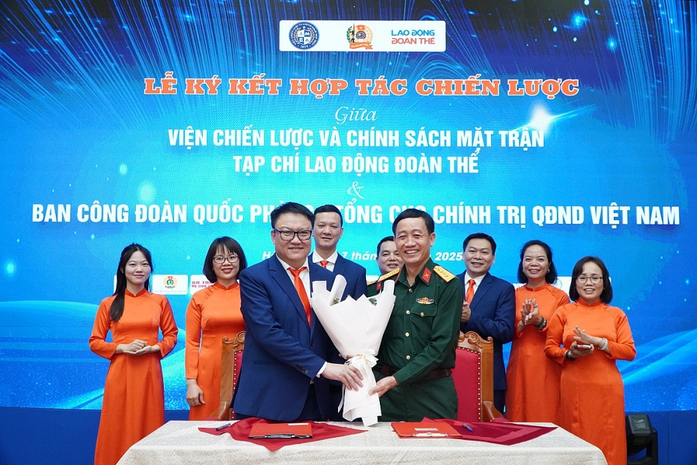 TS. Lê Cao Thắng - Viện trưởng Viện Chiến lược và Chính sách Mặt trận tặng hoa Đại tá Nguyễn Văn Đề, Trưởng ban Công đoàn Quốc phòng. Ảnh: Trường Sơn
