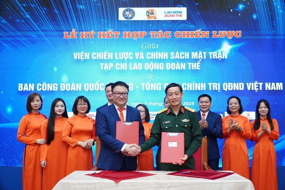 TS. Lê Cao Thắng - Viện trưởng Viện Chiến lược và Chính sách Mặt trận và Đại tá Nguyễn Văn Đề, Trưởng ban Công đoàn Quốc phòng tại Lễ ký Chương trình phối hợp triển khai một số chương trình, hoạt động truyền thông về hoạt động của Công đoàn Quốc phòng trên Tạp chí Lao động Đoàn thể. Ảnh: Trường Sơn