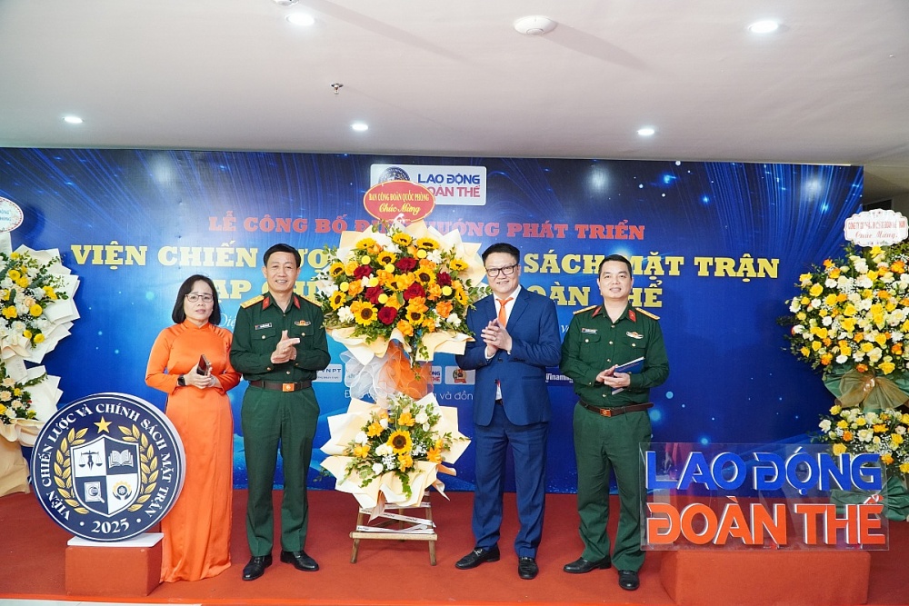 Đại tá Nguyễn Văn Đề đại diện Ban Công đoàn Quốc phòng tặng hoa Viện Chiến lược và Chính sách Mặt trận cùng Tạp chí Lao động Đoàn tại lễ Công bố định hướng phát triển, với chủ đề: “Diện mạo mới – Sứ mệnh mới: Đồng hành vì đại đoàn kết và phát triển”. Ảnh: Trường Sơn