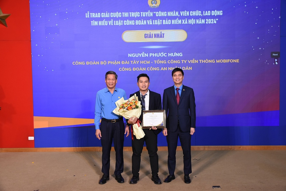 Lãnh đạo Tổng Liên đoàn Lao động Việt Nam trao hoa và chứng nhận cho anh Nguyễn Phước Hưng. Ảnh: Phương Mai