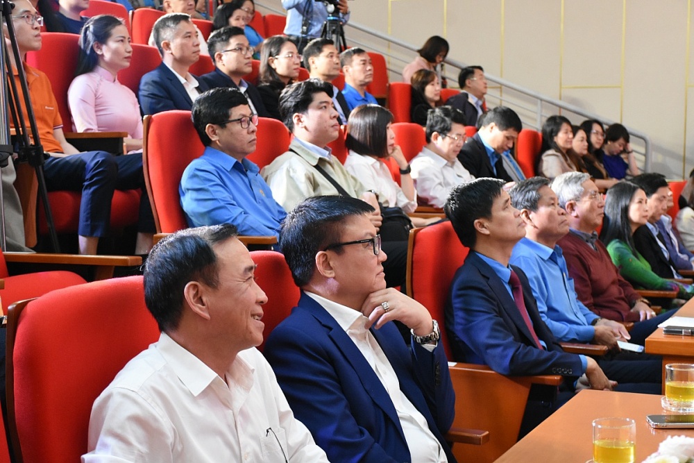 TS. Lê Cao Thắng - Viện trưởng Viện Chiến lược và Chính sách Mặt trận (thứ hai từ trái sang) dự Lễ trao giải. Ảnh: Phương Mai