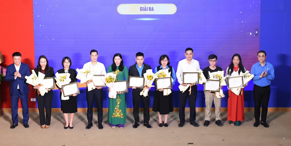 TS. Lê Cao Thắng - Viện trưởng Viện Chiến lược và Chính sách Mặt trận (thứ hai từ trái sang) dự Lễ trao giải. Ảnh: Phương Mai