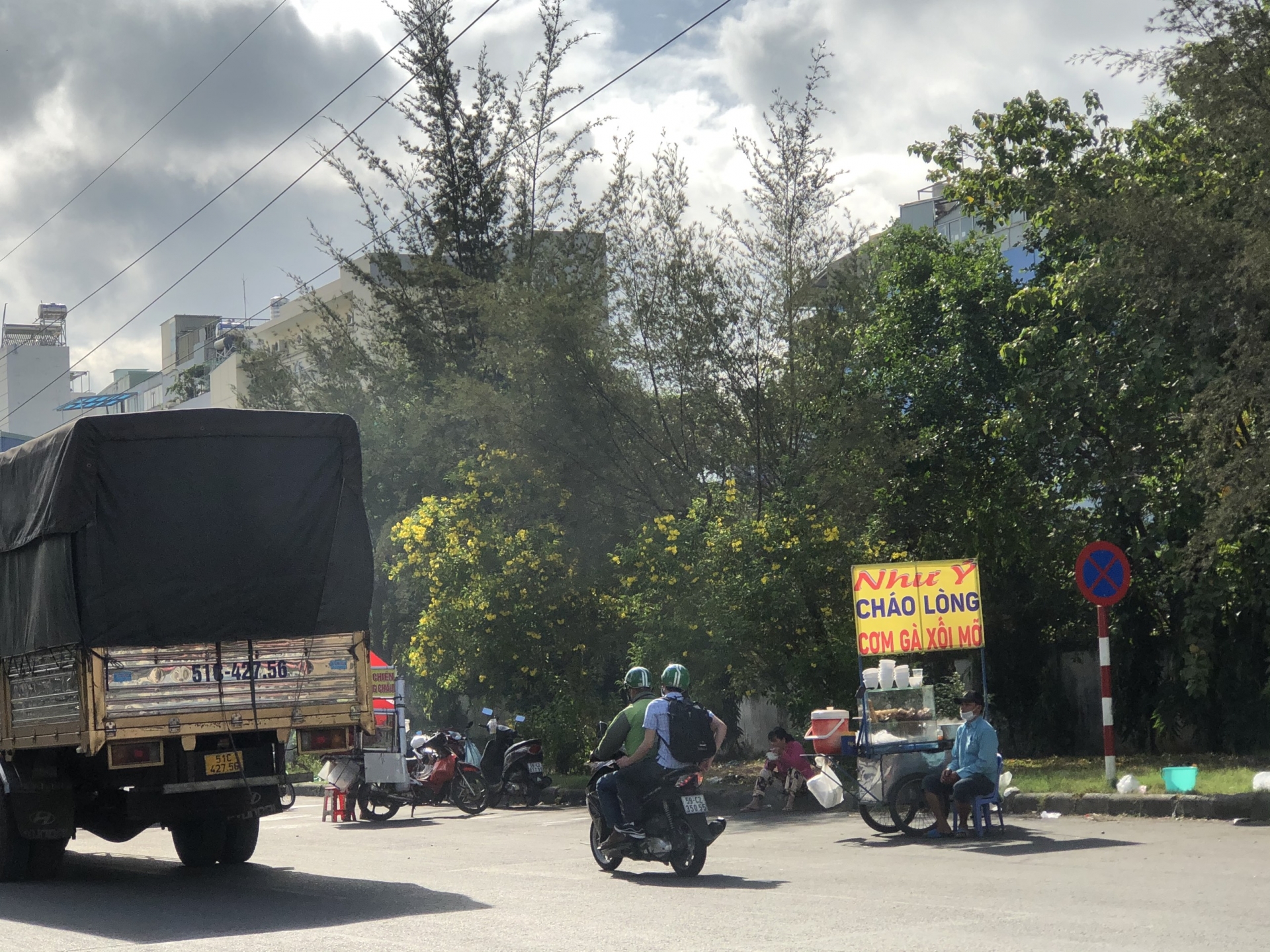 Công nhân mua thực phẩm giá rẻ để tiết kiệm chi phí trong thời 