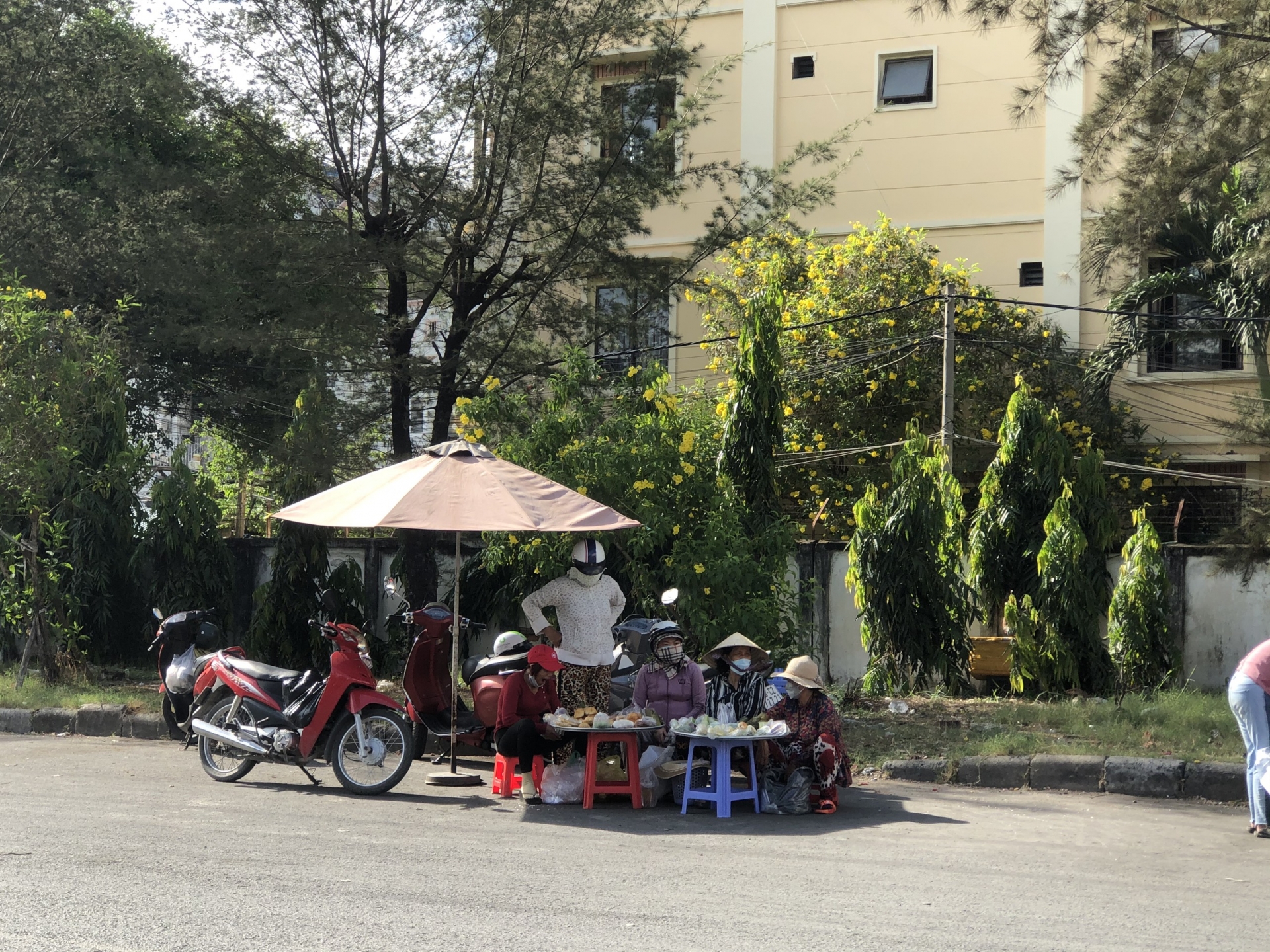 Công nhân mua thực phẩm giá rẻ để tiết kiệm chi phí trong thời 