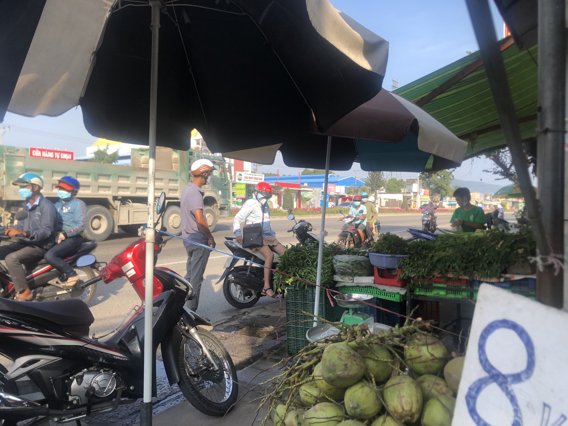 Công nhân mua thực phẩm giá rẻ để tiết kiệm chi phí trong thời 