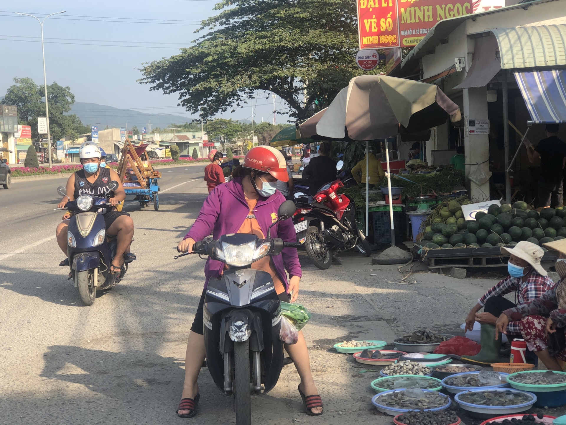 Công nhân mua thực phẩm giá rẻ để tiết kiệm chi phí trong thời 