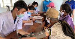 Nhân viên y tế nghỉ việc ồ ạt: Giải quyết phần 'gốc' để giữ chân y, bác sĩ