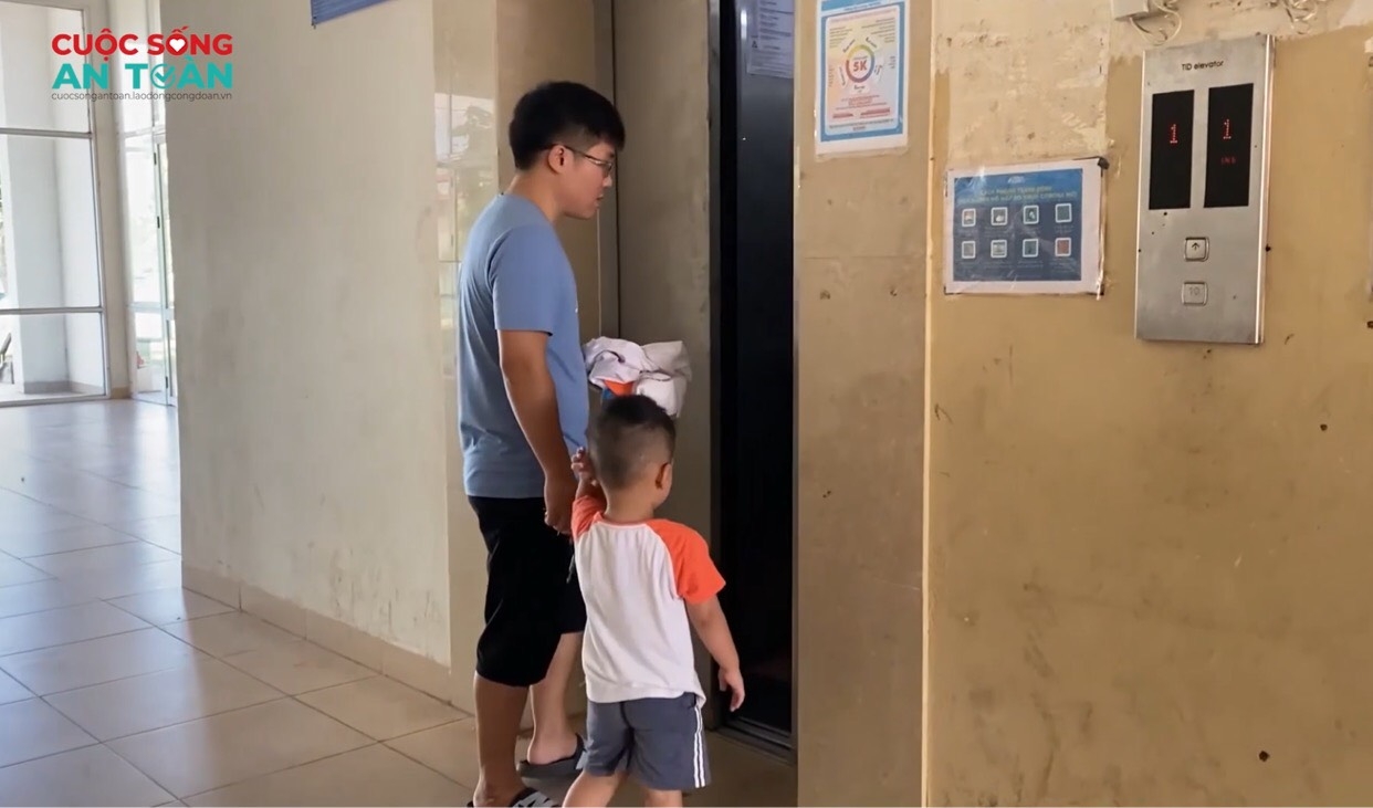 Mất an toàn khi đi thang máy tại khu nhà ở công nhân